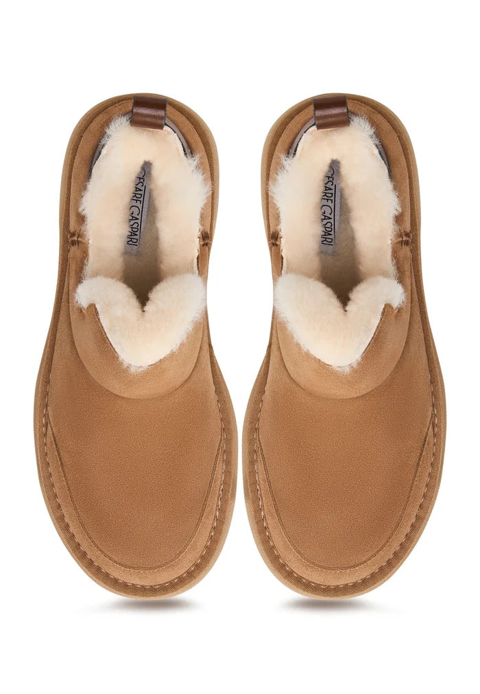 Stay warm and stylish this winter with these cozy brown shearling winter boots, perfect for taking on the snowy Aspen slopes or just running errands in the city.