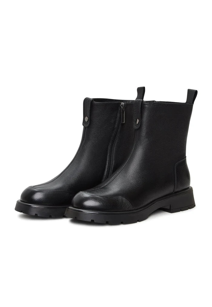 A stylish pair of chunky ankle boots in wool Penelope, perfect for winter fashion. These black boots are the must-have women's footwear item for the season.