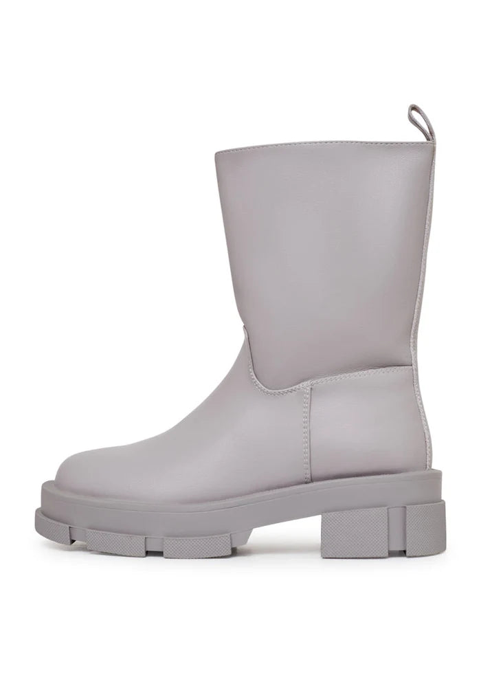 A fashionable pair of women's chunky sole leather ankle boots in beige, perfect for adding a trendy touch to any outfit.