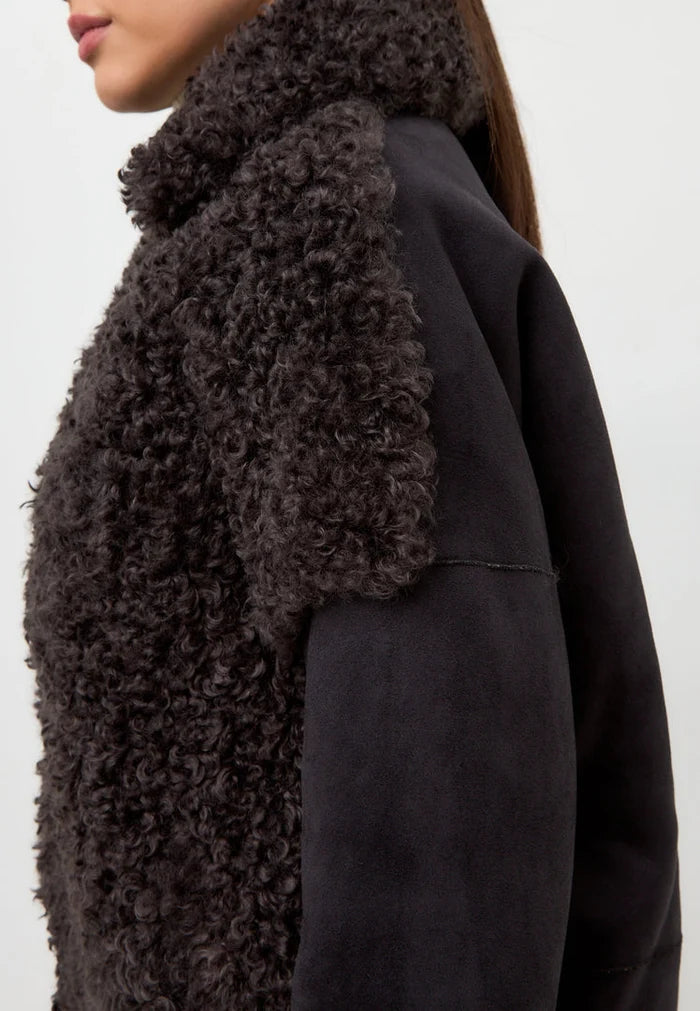 Stay warm and stylish this winter with the Eva shearling coat in black! This cozy and luxurious brown coat is a must-have for your cold-weather wardrobe.