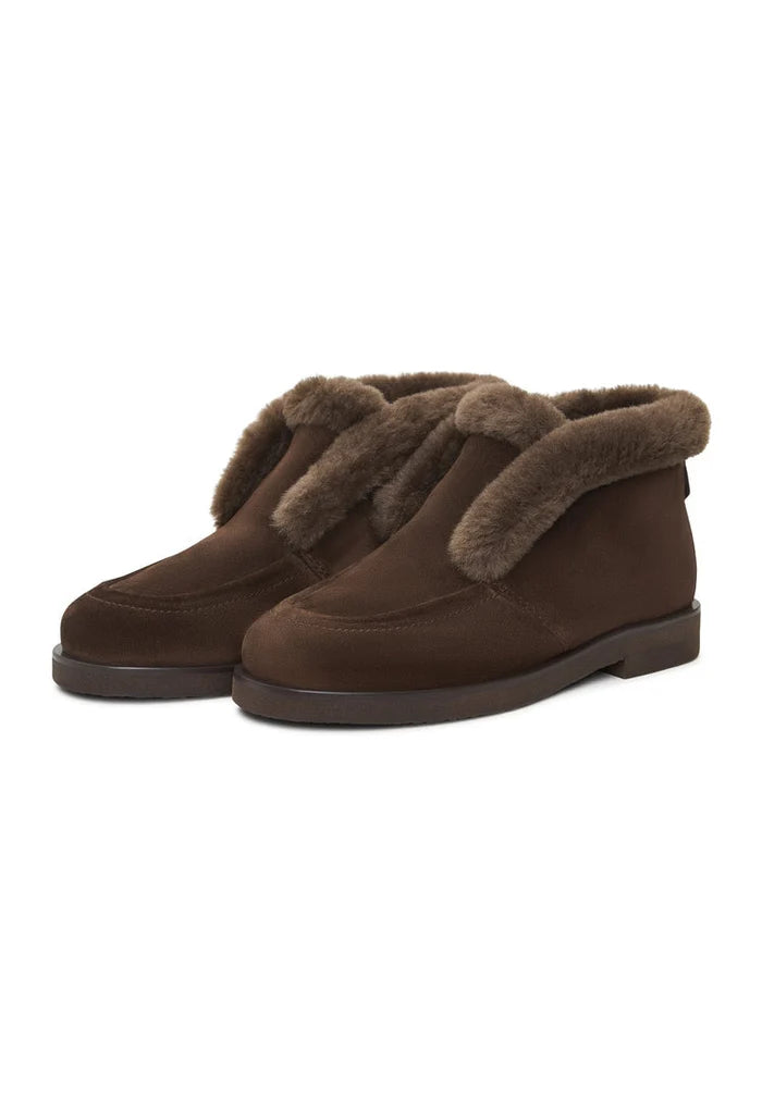 A pair of stylish winter Gerda boots in brown suede with cozy fur lining, perfect for staying warm and fashionable in the cold season.