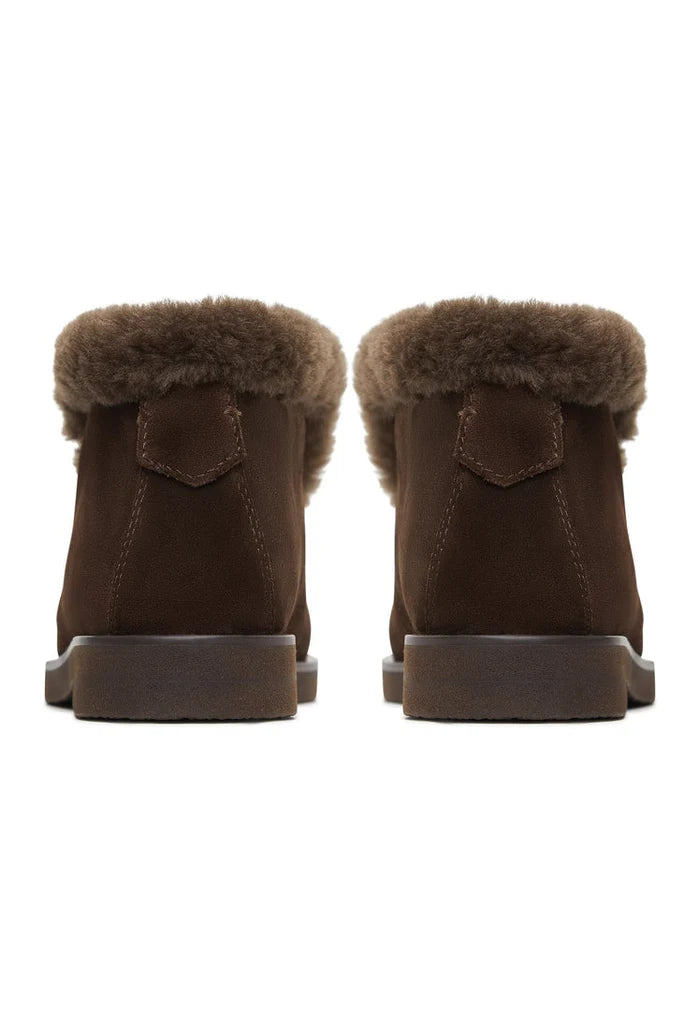 Stay warm and stylish this winter with these brown suede fur-lined Gerda boots - the perfect cozy footwear for the season.