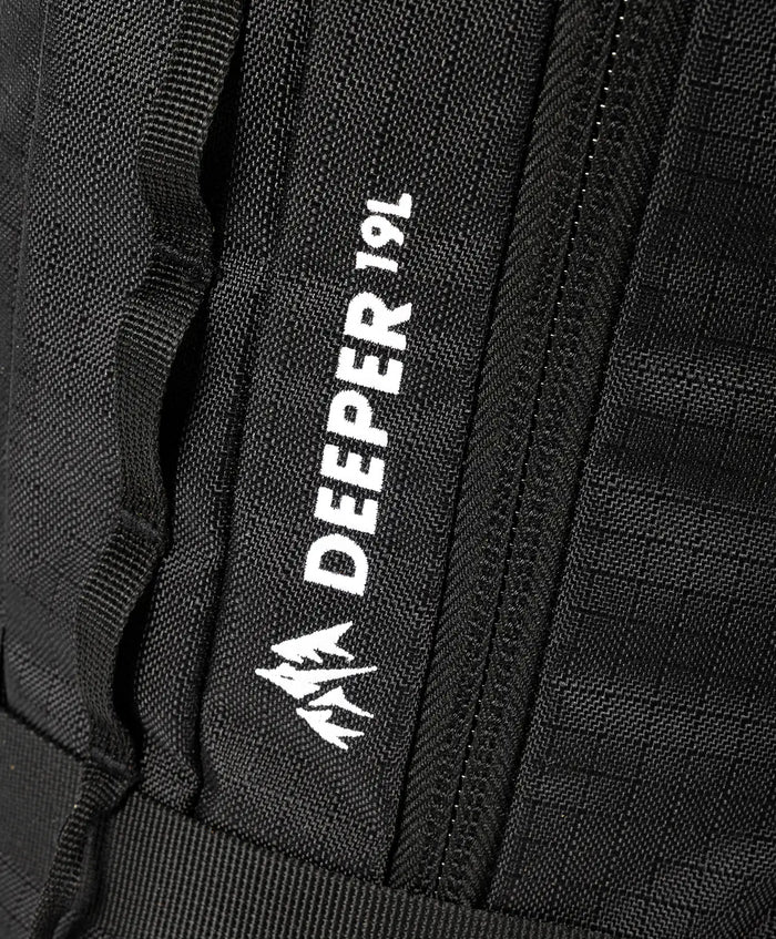 Deeper 19L Backpack | Jones Deeper 19L Backpack Jones Snowboards High Performance 7630949114891 J.26.BAU.19L.BK.OS.1