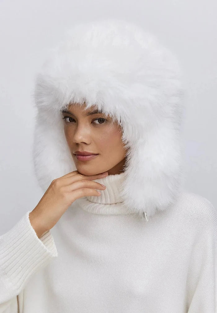Stay cozy and stylish with a white faux fur hat - Buy your perfect faux fur hat now!