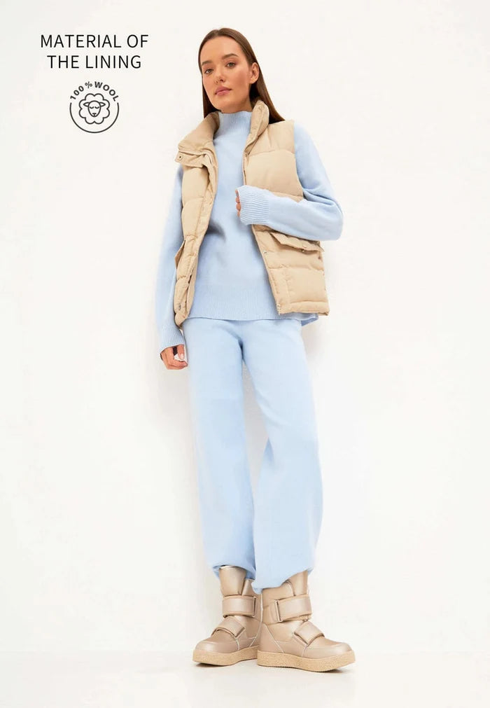 Stay warm and stylish this winter with these beige high-top winter boots featuring velcro straps. Perfect for any snowy day, these high-top boots are a must-have for your winter footwear collection.