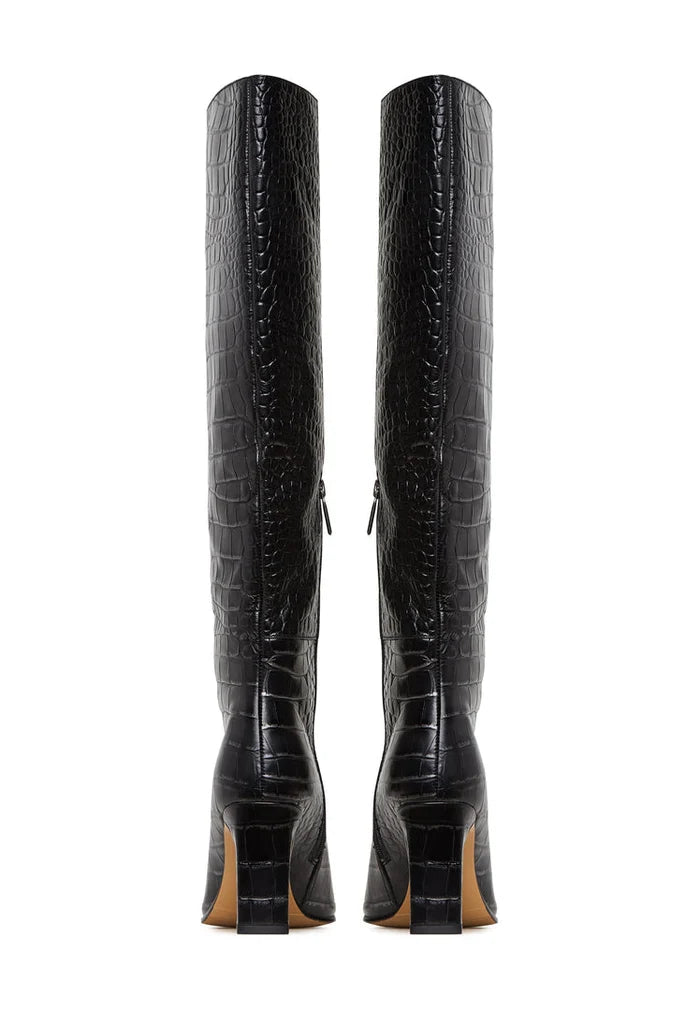 A fashionable pair of black leather knee-high Hildi boots for women, perfect as stylish fashion footwear.