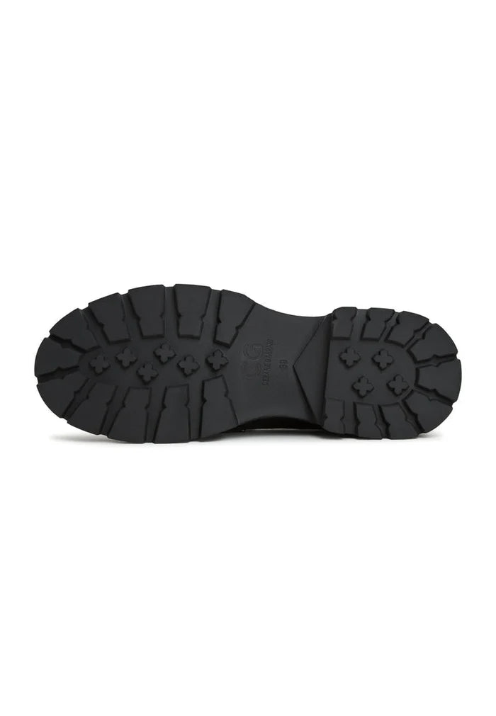 A stylish pair of Mariana black leather platform loafers for women, perfect for chic and comfortable footwear.