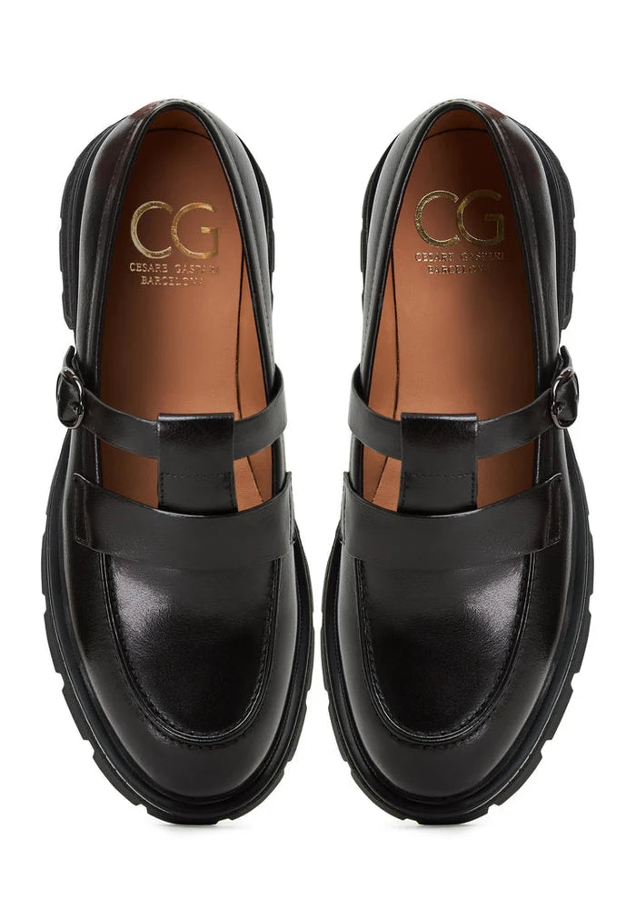 Pair of stylish women's leather platform loafers in a trendy marina style, perfect for everyday wear.