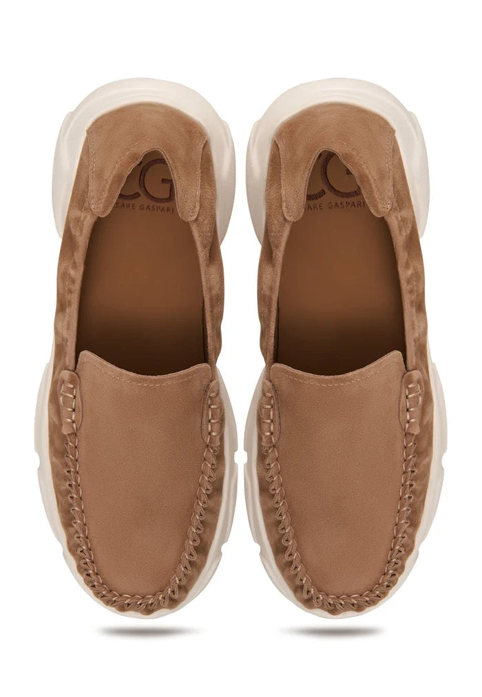 A stylish pair of Alisa beige moccasins - platform moccasins for women in high-quality beige leather, perfect as beige slip-on shoes.