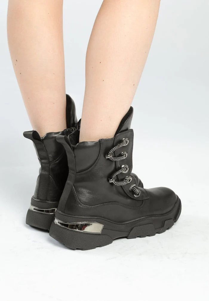 Stay warm and dry this winter with a pair of waterproof, insulated lace-up boots - perfect for braving the cold weather outdoors.