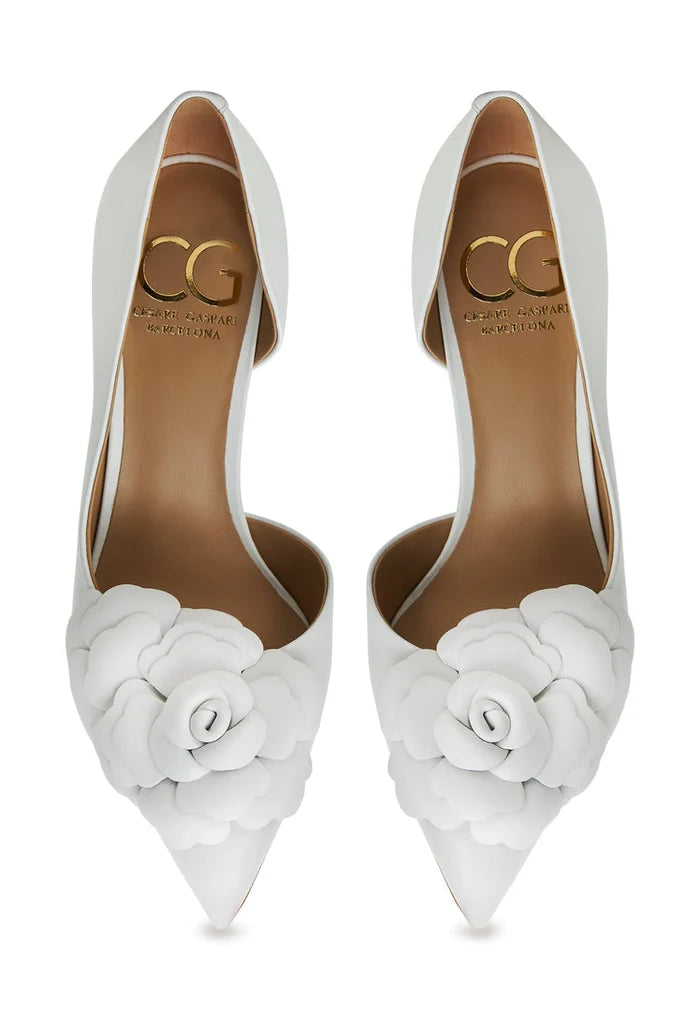 A stylish pair of white high heels, Anouk pumps with stiletto heels, perfect for a chic and sophisticated look.