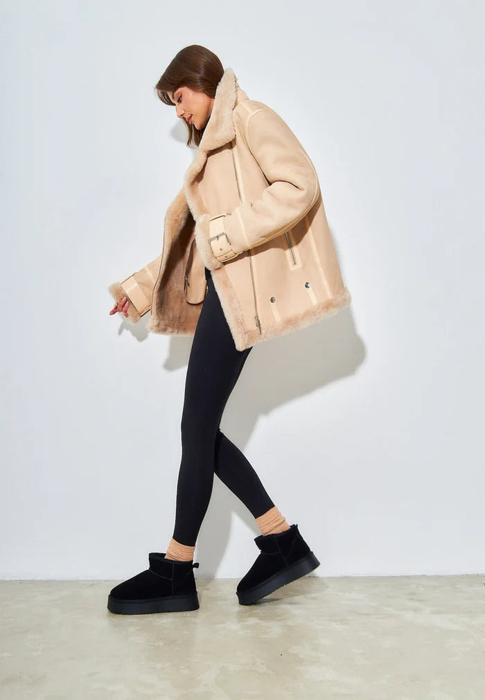 Stay warm and stylish this winter with these black suede platform boots, the perfect addition to your winter footwear collection.