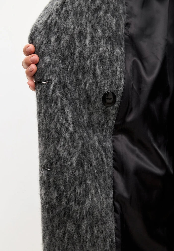 A fashionable oversized wool coat in trendy gray, the Eira coat is the epitome of stylish outerwear for winter fashion.